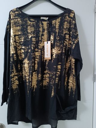 Camiseta negra MET dorada oversize