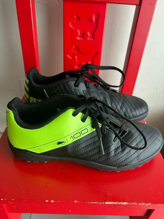 Zapatillas fútbol niño kipsta 100
talla 35 