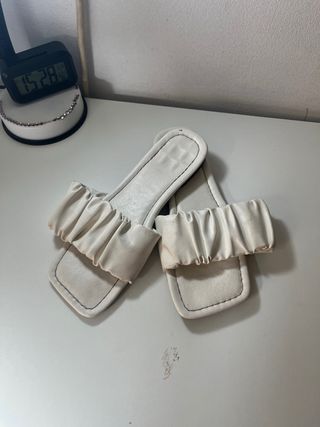 Chanclas blancas efecto arruga