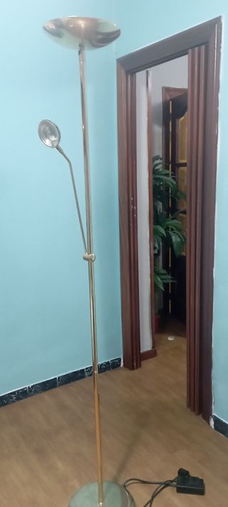 Lampara pie dorada - Metal mide 1.80 de alto 
