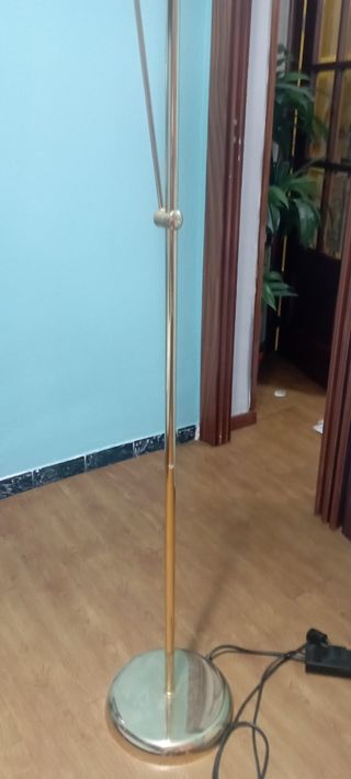 Lampara pie dorada - Metal mide 1.80 de alto 
