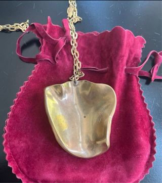 Collar con dije antiguo