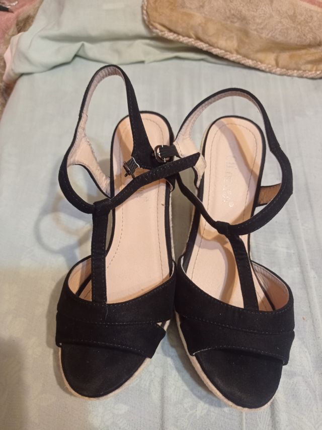 Cuñas negrascon tacón de 10 cm y plataforma tacto