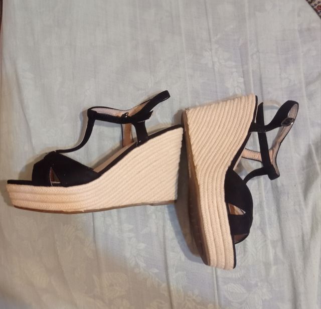 Cuñas negrascon tacón de 10 cm y plataforma tacto