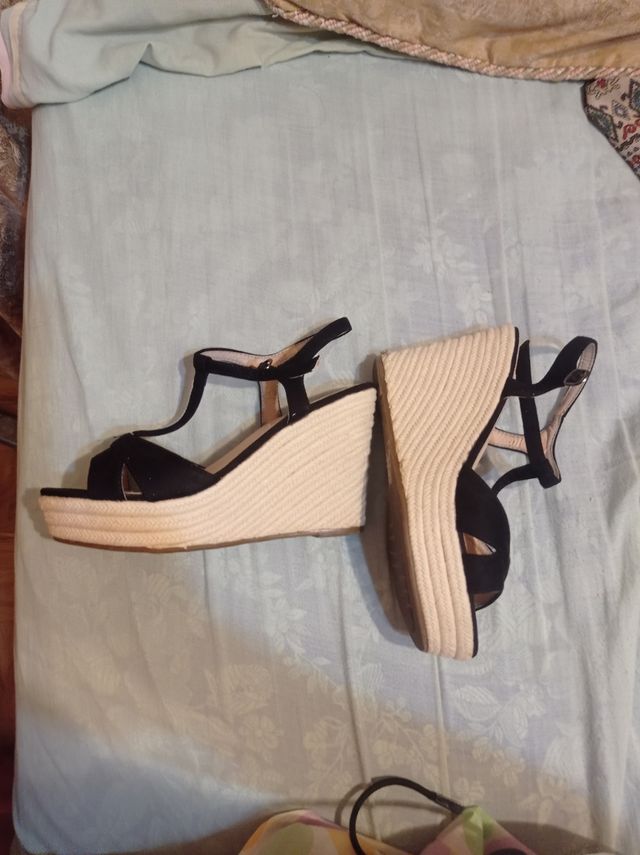 Cuñas negrascon tacón de 10 cm y plataforma tacto