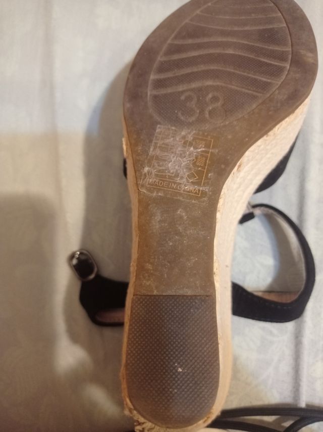 Cuñas negrascon tacón de 10 cm y plataforma tacto