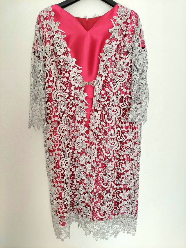 Vestido fucsia satinado abrigo encaje guipur gris