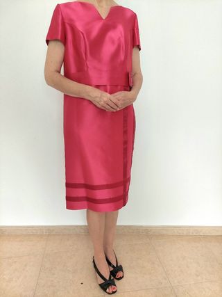 Vestido fucsia satinado abrigo encaje guipur gris