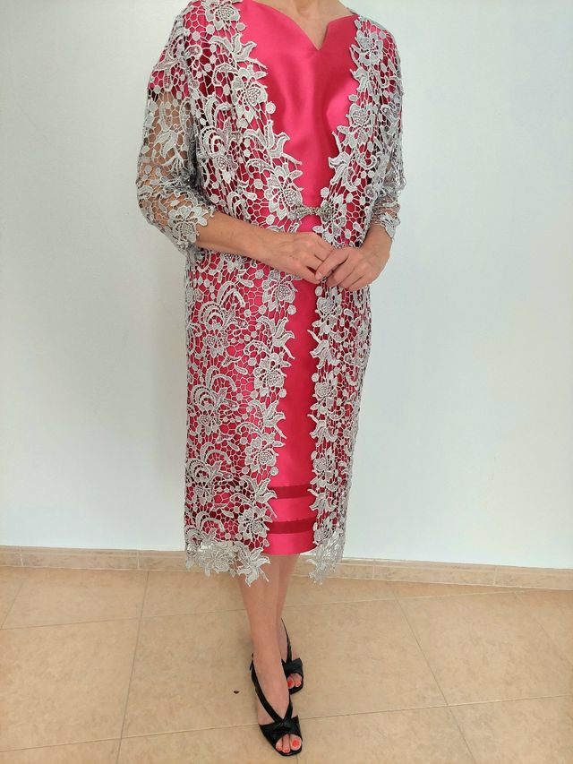 Vestido fucsia satinado abrigo encaje guipur gris