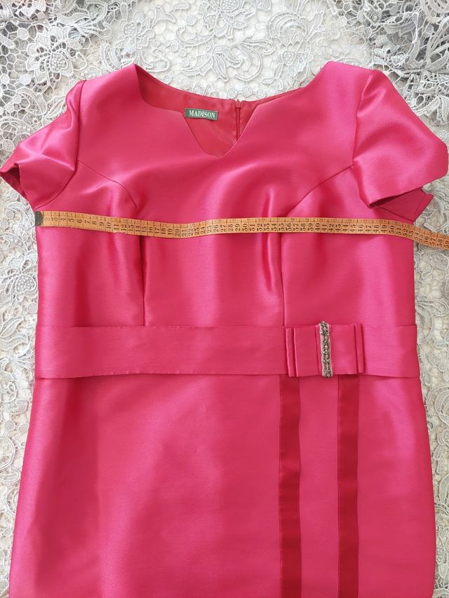 Vestido fucsia satinado abrigo encaje guipur gris