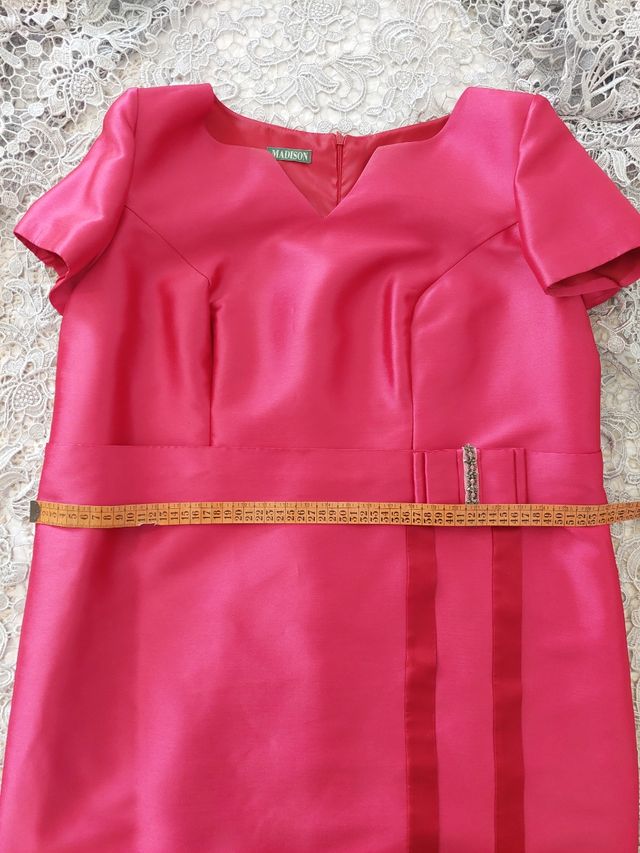 Vestido fucsia satinado abrigo encaje guipur gris