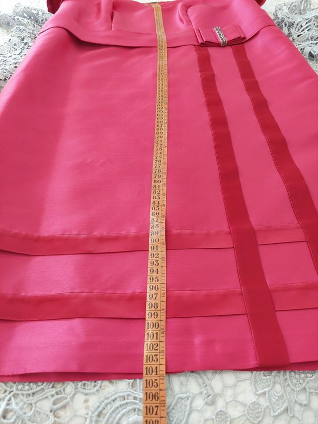 Vestido fucsia satinado abrigo encaje guipur gris