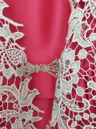 Vestido fucsia satinado abrigo encaje guipur gris