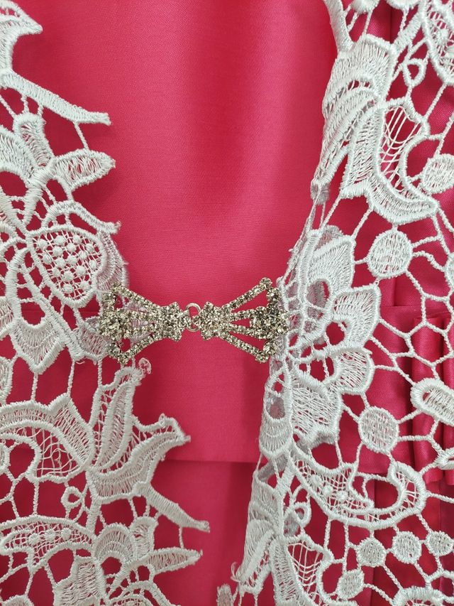 Vestido fucsia satinado abrigo encaje guipur gris