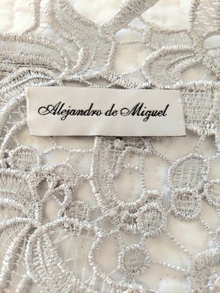 Vestido fucsia satinado abrigo encaje guipur gris