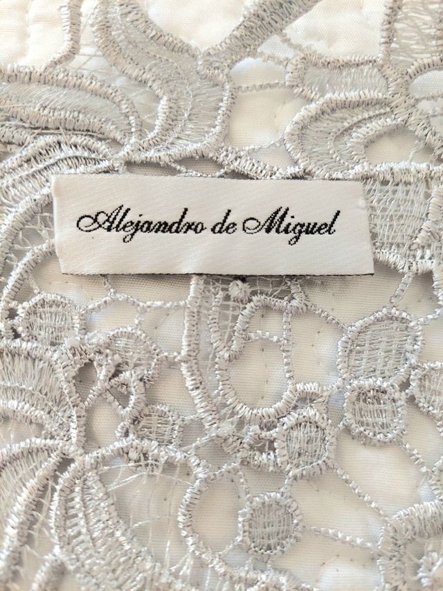 Vestido fucsia satinado abrigo encaje guipur gris