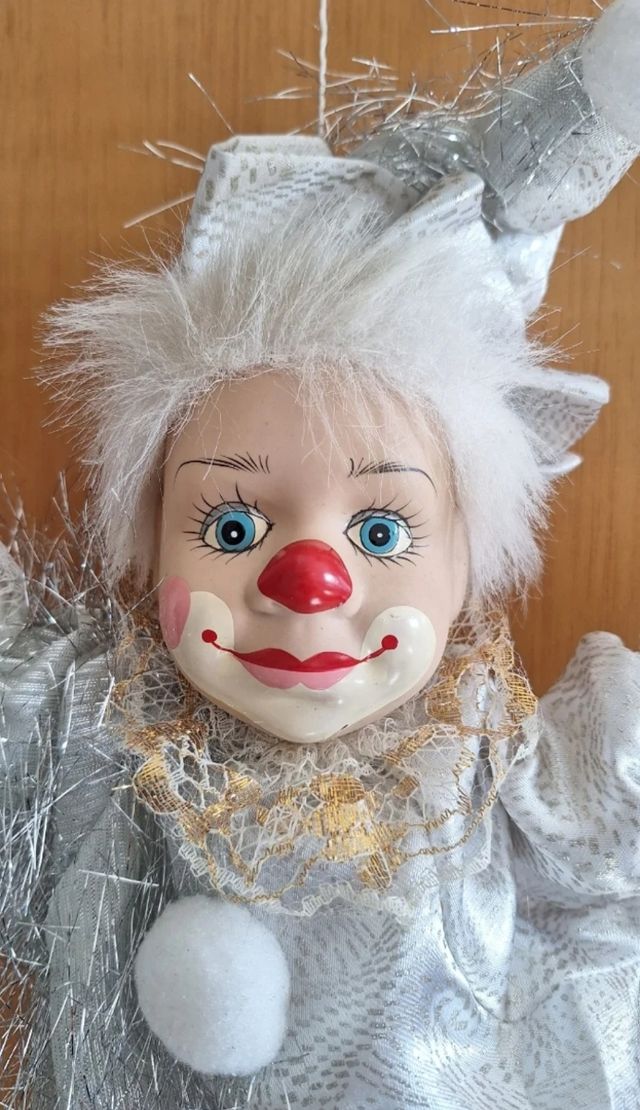 Muñeco payaso blanco y plateado