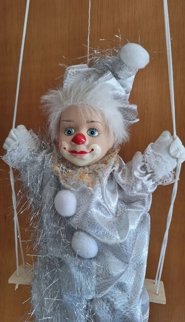 Muñeco payaso blanco y plateado