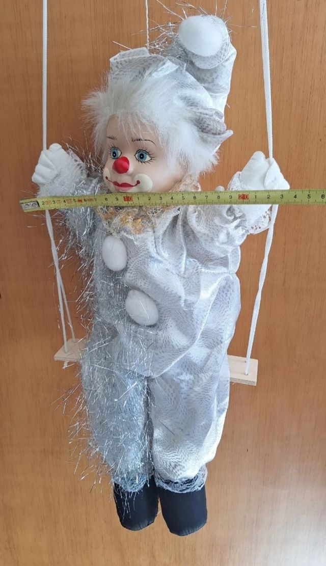Muñeco payaso blanco y plateado