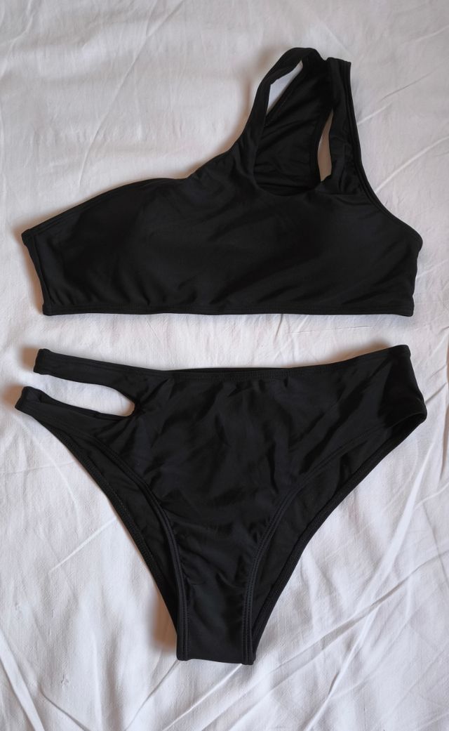 Bikini negro asimétrico