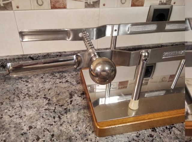 Vassoio per prosciutto con morsetto in acciaio inossidabile. 18/10.