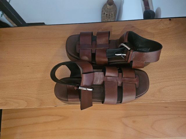 Sandalias planas marrones