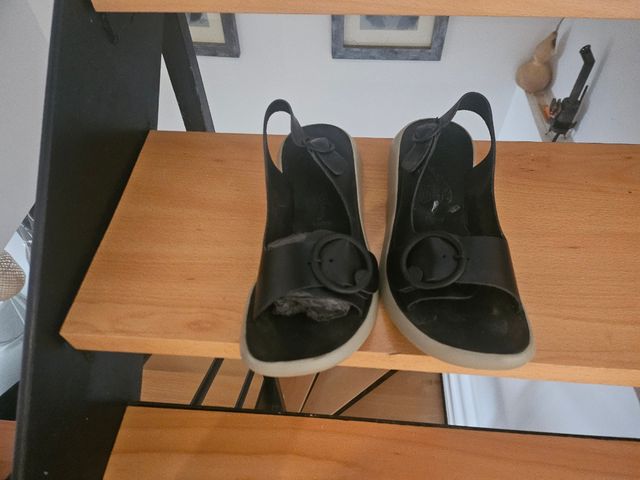 Sandalias negras y beige