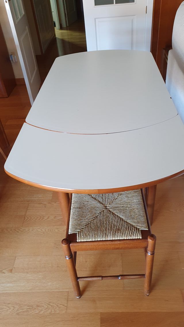 Mesa extensible + 3 taburetes mimbre