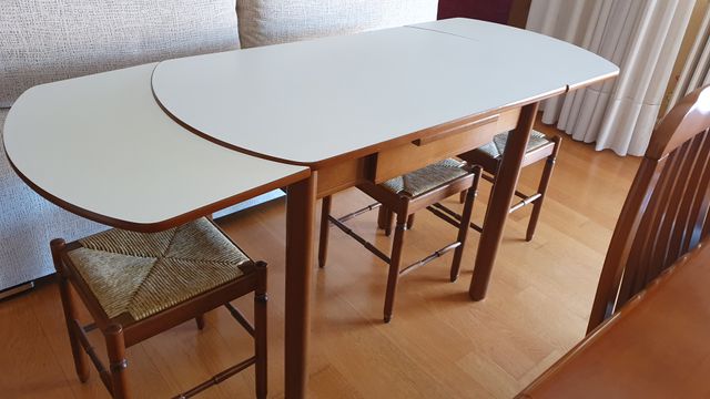 Mesa extensible + 3 taburetes mimbre