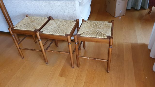 Mesa extensible + 3 taburetes mimbre