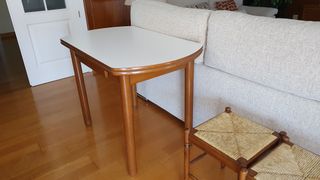 Mesa extensible + 3 taburetes mimbre