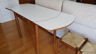 Mesa extensible + 3 taburetes mimbre