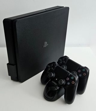 PS4 (PlayStation 4) 500GB + 2 mandos + juego Doom.