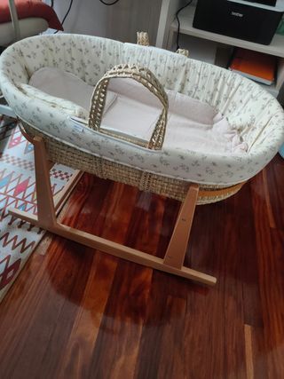Cuna Moisés recién nacido con patas.