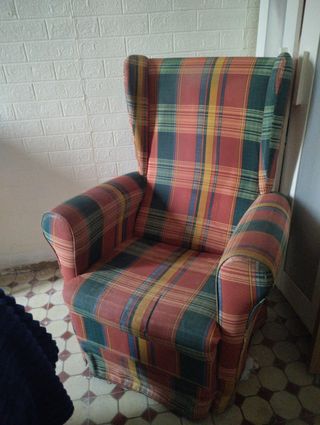 Sillón orejero rojo y verde