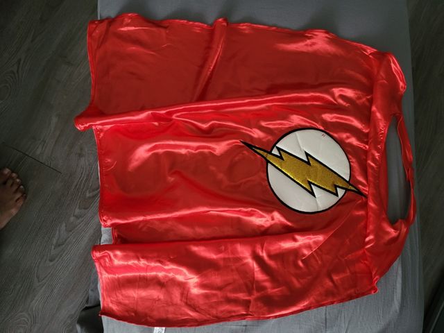 Capa roja superheroe