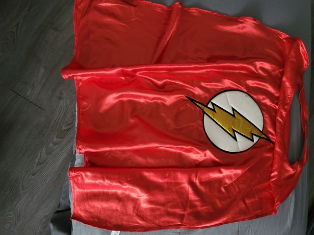 Capa roja superheroe