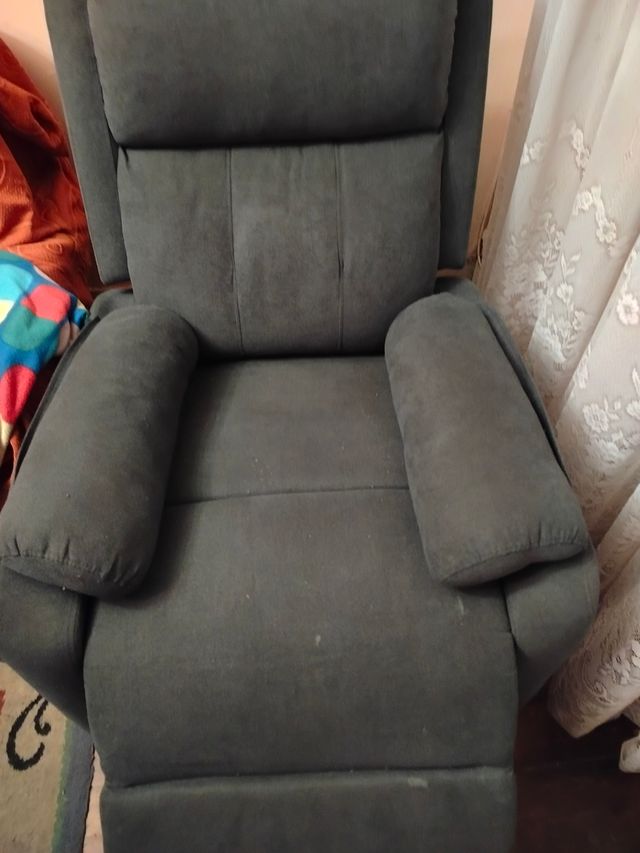 Sofá elevador gris - Personas mayores