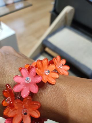 Pulsera flores rojas y naranjas