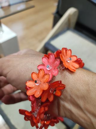 Pulsera flores rojas y naranjas