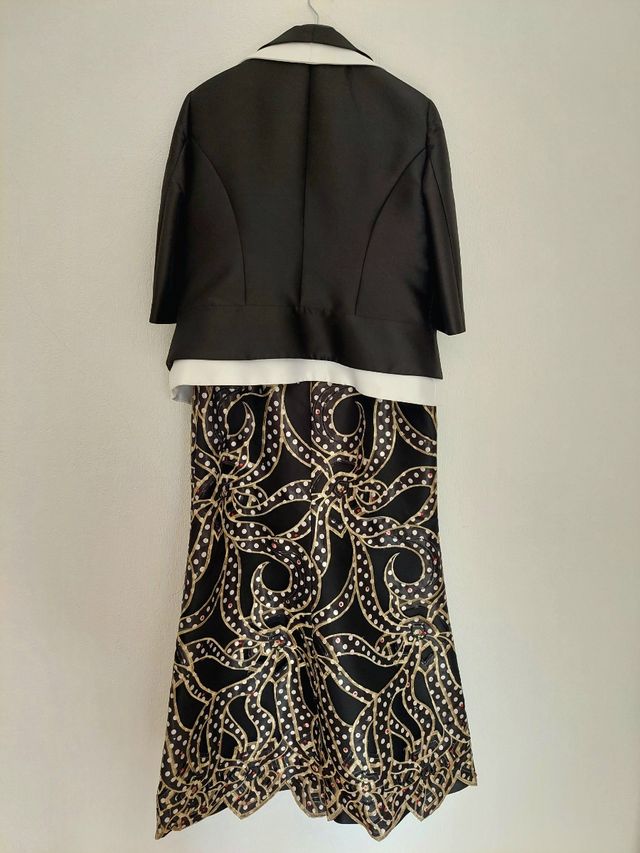 Conjunto falda y chaqueta-bordado