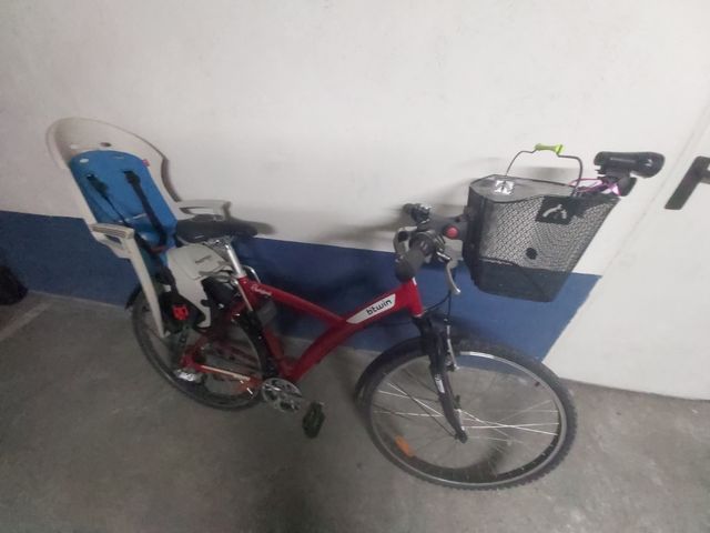 Bicicleta Btwin con silla para niños y cesta.
