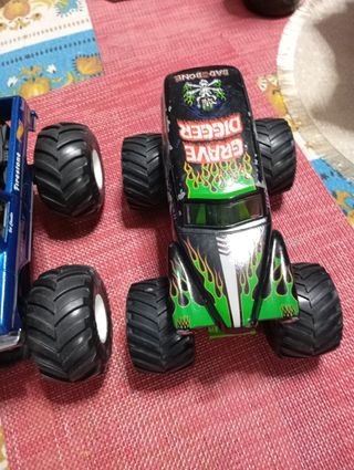 2 Monster Trucks Hot Wheels