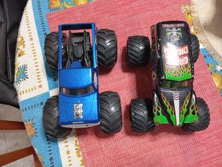 2 Monster Trucks Hot Wheels