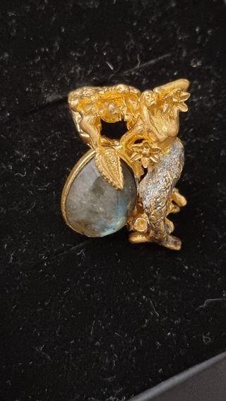 Anillo dorado con Labradorita