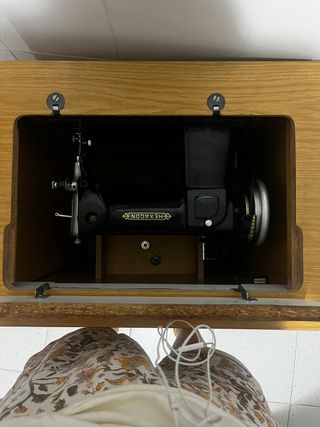 Máquina coser Hexagon Antigua con mueble y costura
