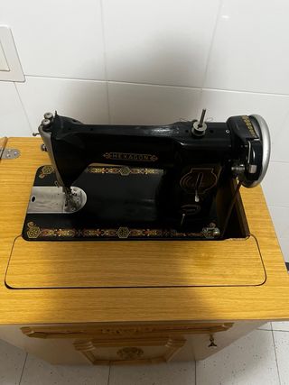 Máquina coser Hexagon Antigua con mueble y costura