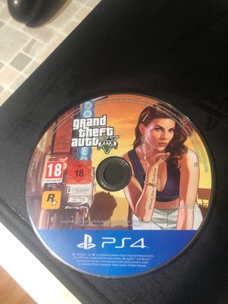 PS4 (PlayStation 4) - GTA, mando y cables.
