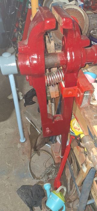 Tornillo de mesa antiguo irimo