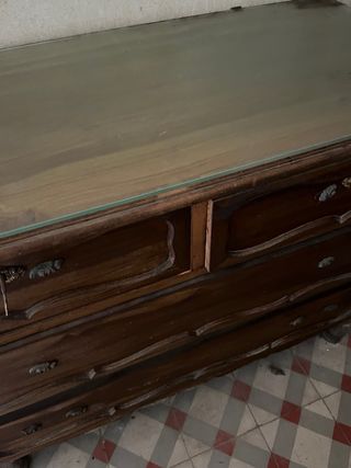 Cómoda antigua de madera tallada